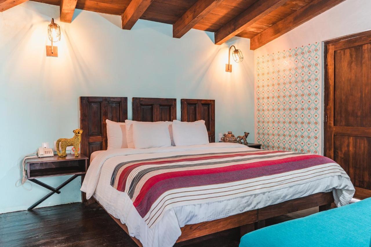 Yox Hotel Boutique San Cristóbal de Las Casas Exterior foto A bedroom at the hotel