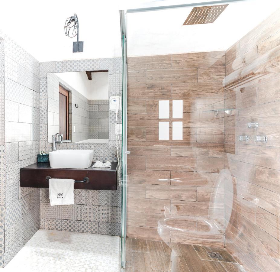 Yox Hotel Boutique San Cristóbal de Las Casas Exterior foto A shower enclosure