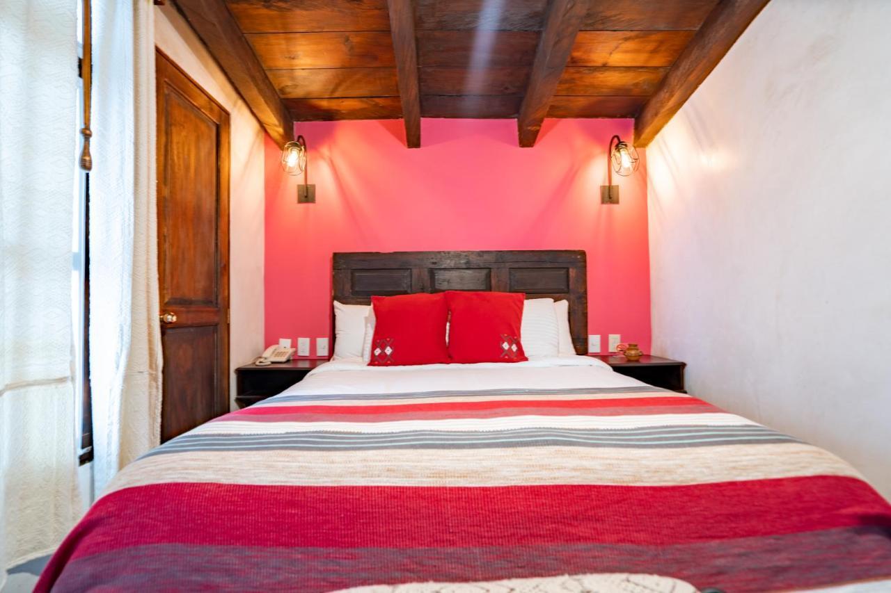 Yox Hotel Boutique San Cristóbal de Las Casas Exterior foto A bedroom at the hotel