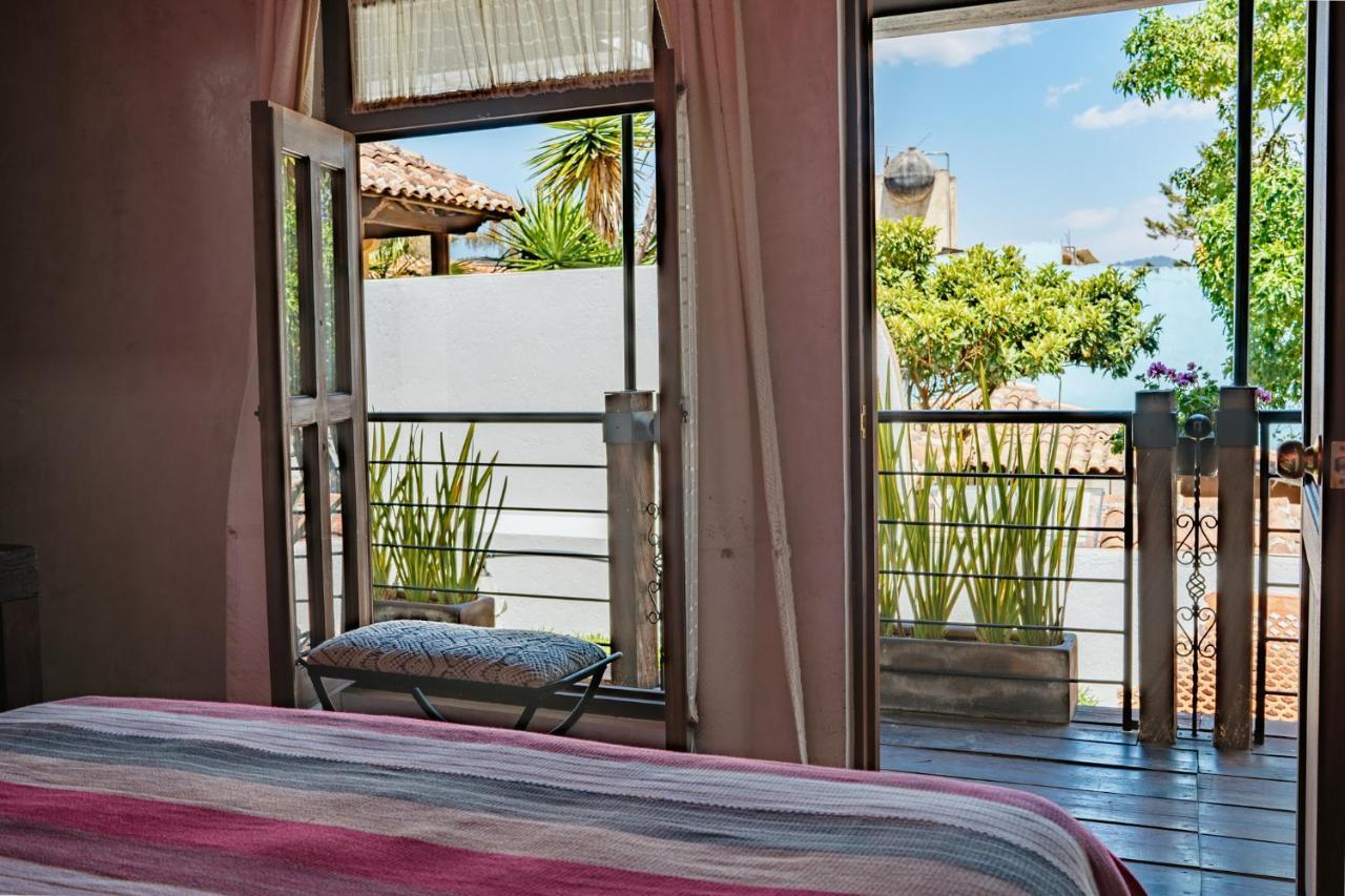 Yox Hotel Boutique San Cristóbal de Las Casas Exterior foto A window with a view of the garden