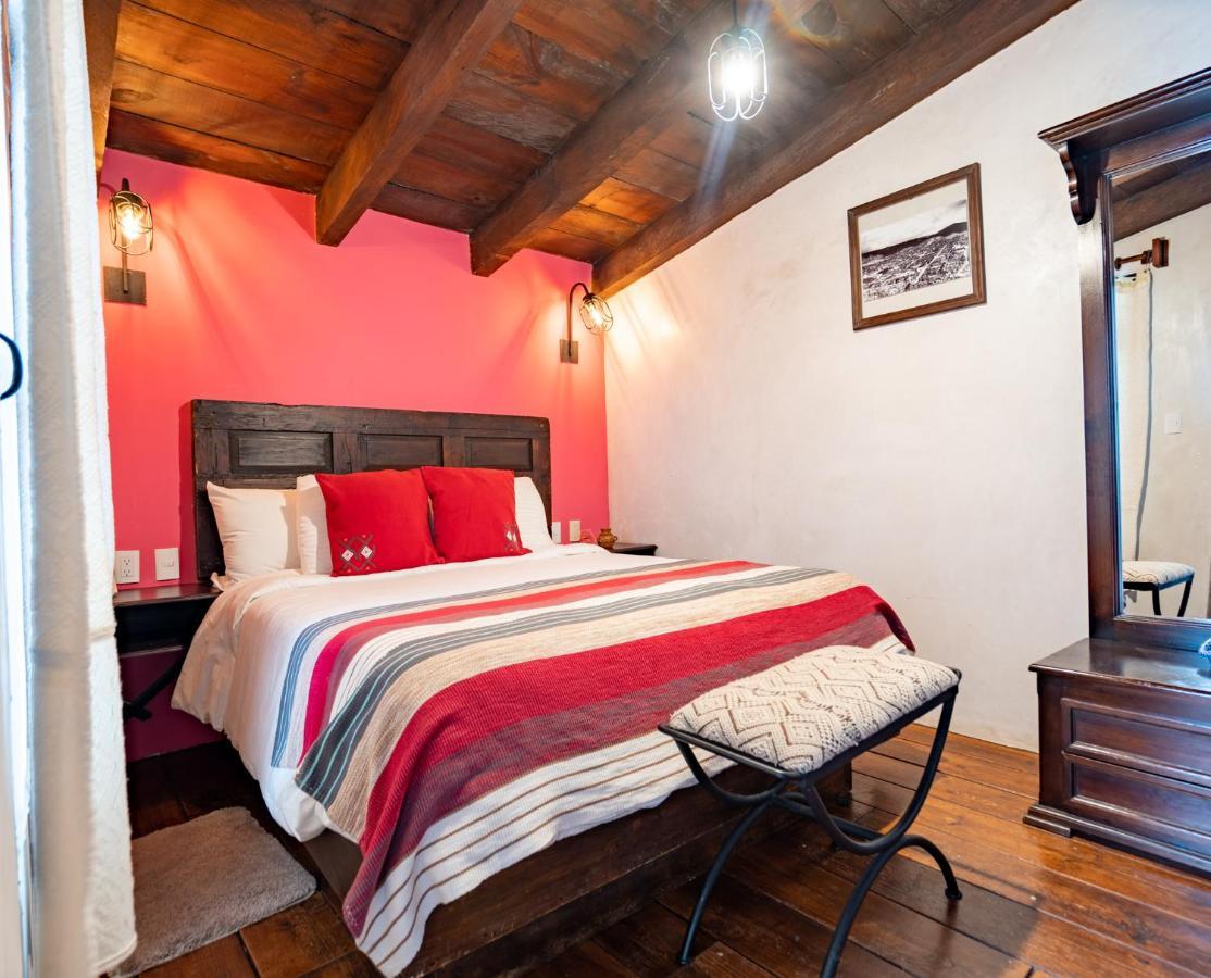 Yox Hotel Boutique San Cristóbal de Las Casas Exterior foto A bedroom at the hotel