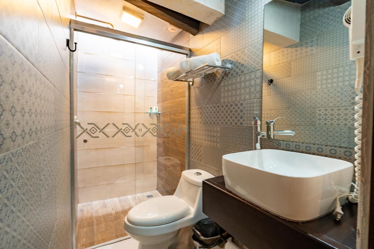 Yox Hotel Boutique San Cristóbal de Las Casas Exterior foto Bathroom with shower enclosure
