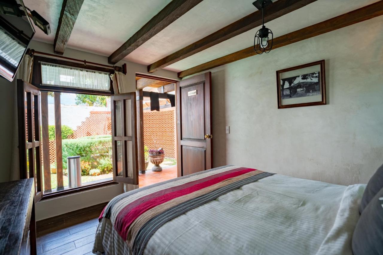 Yox Hotel Boutique San Cristóbal de Las Casas Exterior foto A bedroom at the hotel