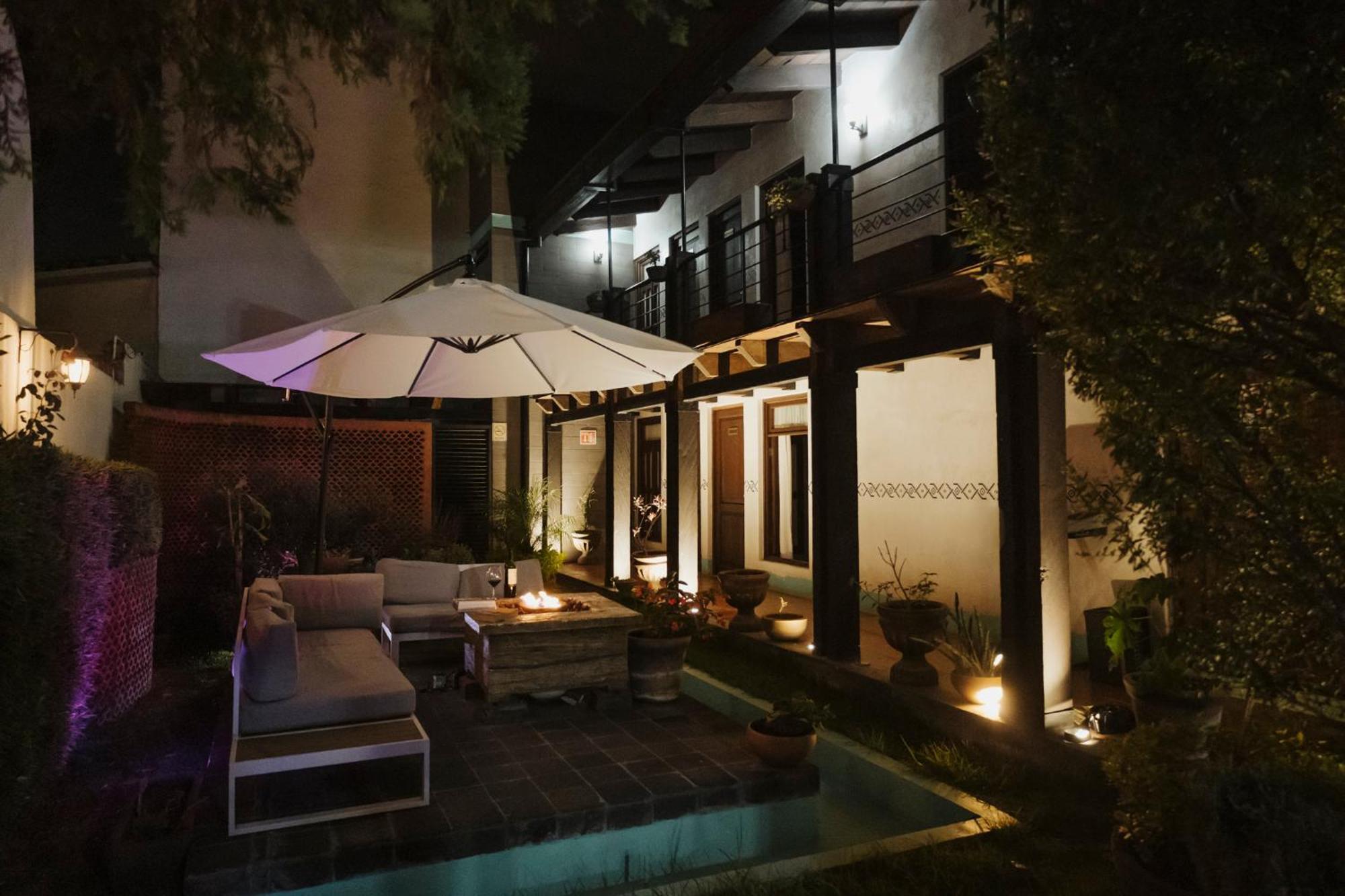 Yox Hotel Boutique San Cristóbal de Las Casas Exterior foto The hotel's courtyard at night